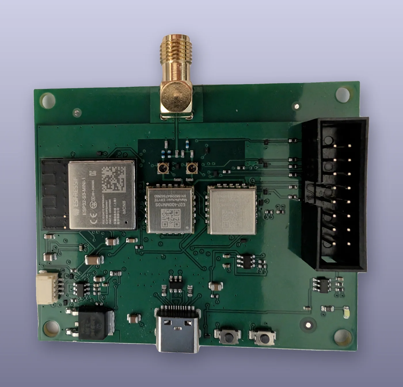 Carte ISNO Super vue de dessus : module ESP32-S3-MINI-1, deux modules radio CC1101 E07 en 433 et 868 MHz, embase SMA coudée, USB-C, port Qwiic et connecteur mikroBUS
