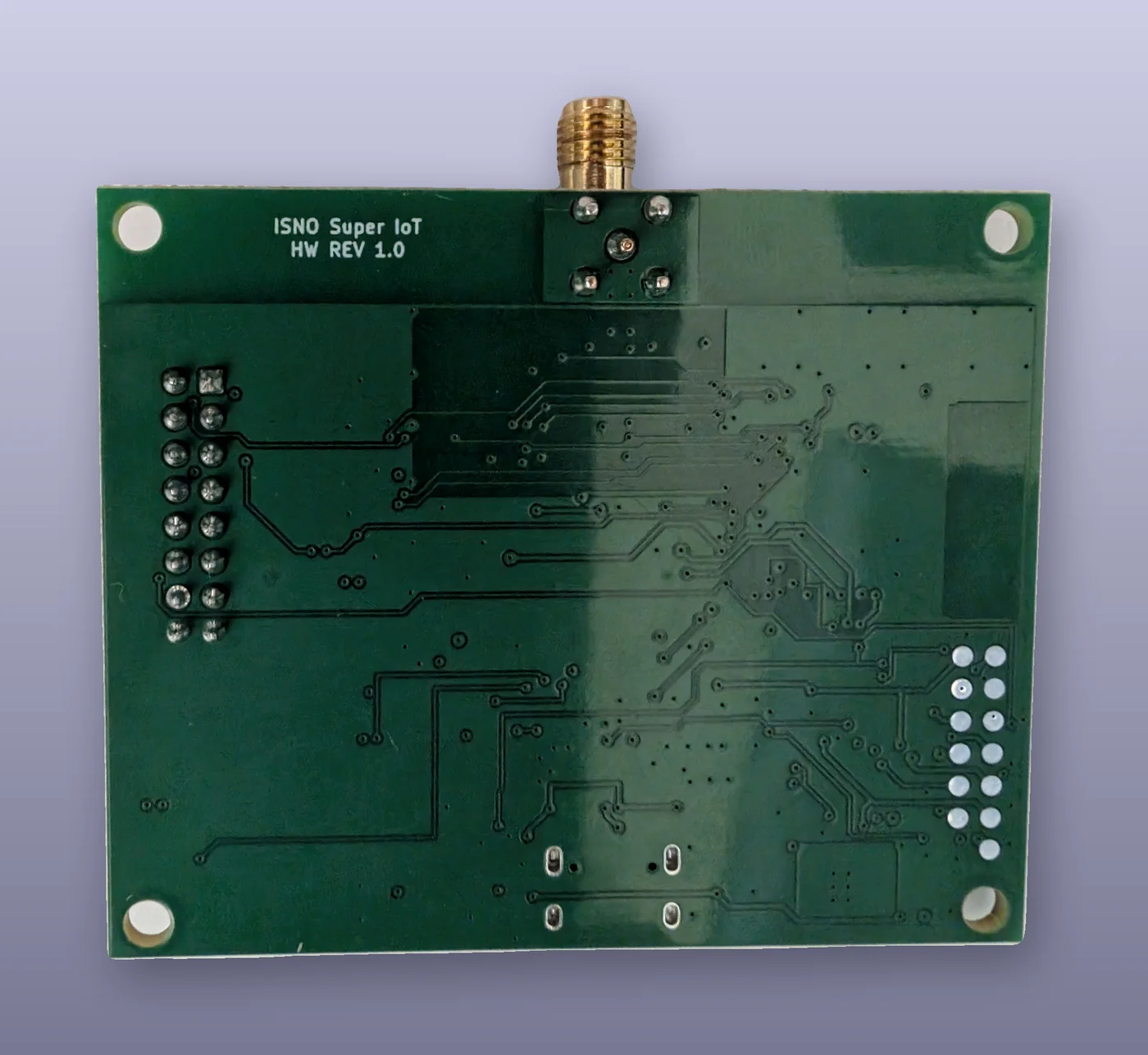 Le dessous de la première carte EVT : les broches traversantes du mikroBUS, les quatre trous de fixation, et le marquage de révision « ISNO Super IoT HW REV 1.0 »