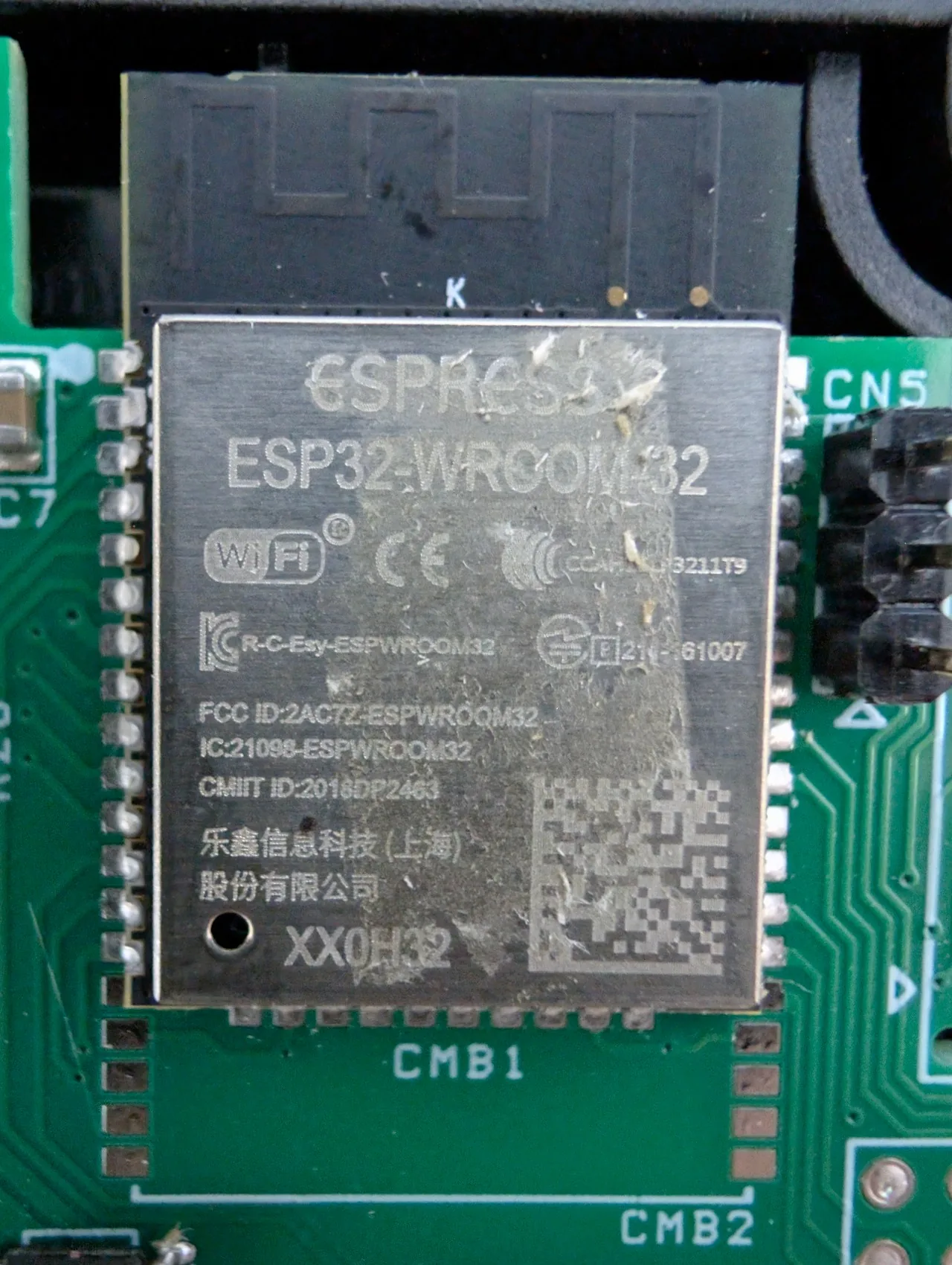 Zoom sur l'ESP32-WROOM avec les fils de contact - pas de soudure, tout se maintient par appui
