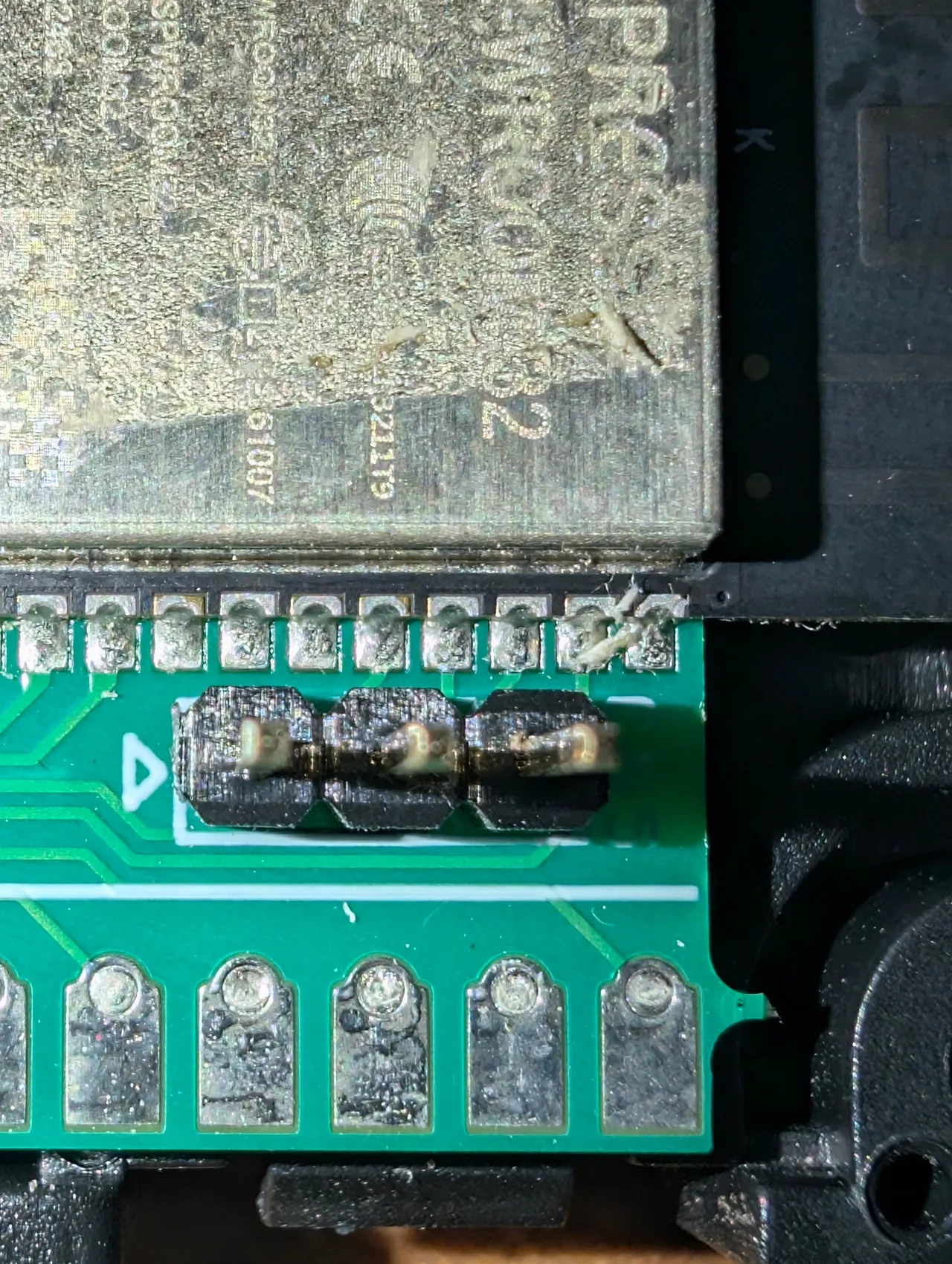 Zoom ultra sur les 3 pins de CN5 - le triangle sérigraphié à gauche marque le pin 1 GND