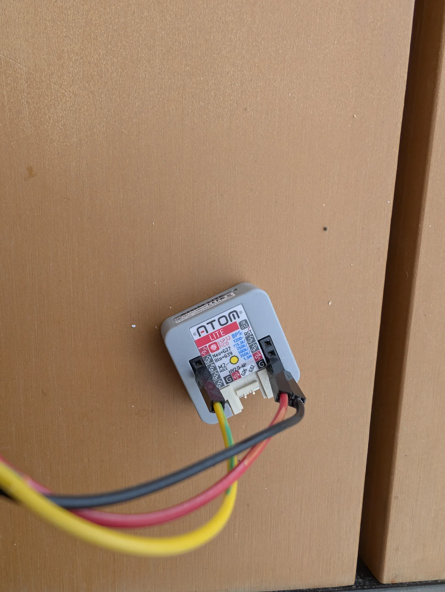 Câbles Dupont femelle-femelle branchés directement sur les pins bottom de l'ATOM Lite